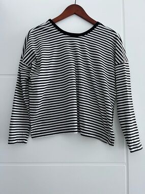 VETTA Black and White Striped Long Sleeve Top
